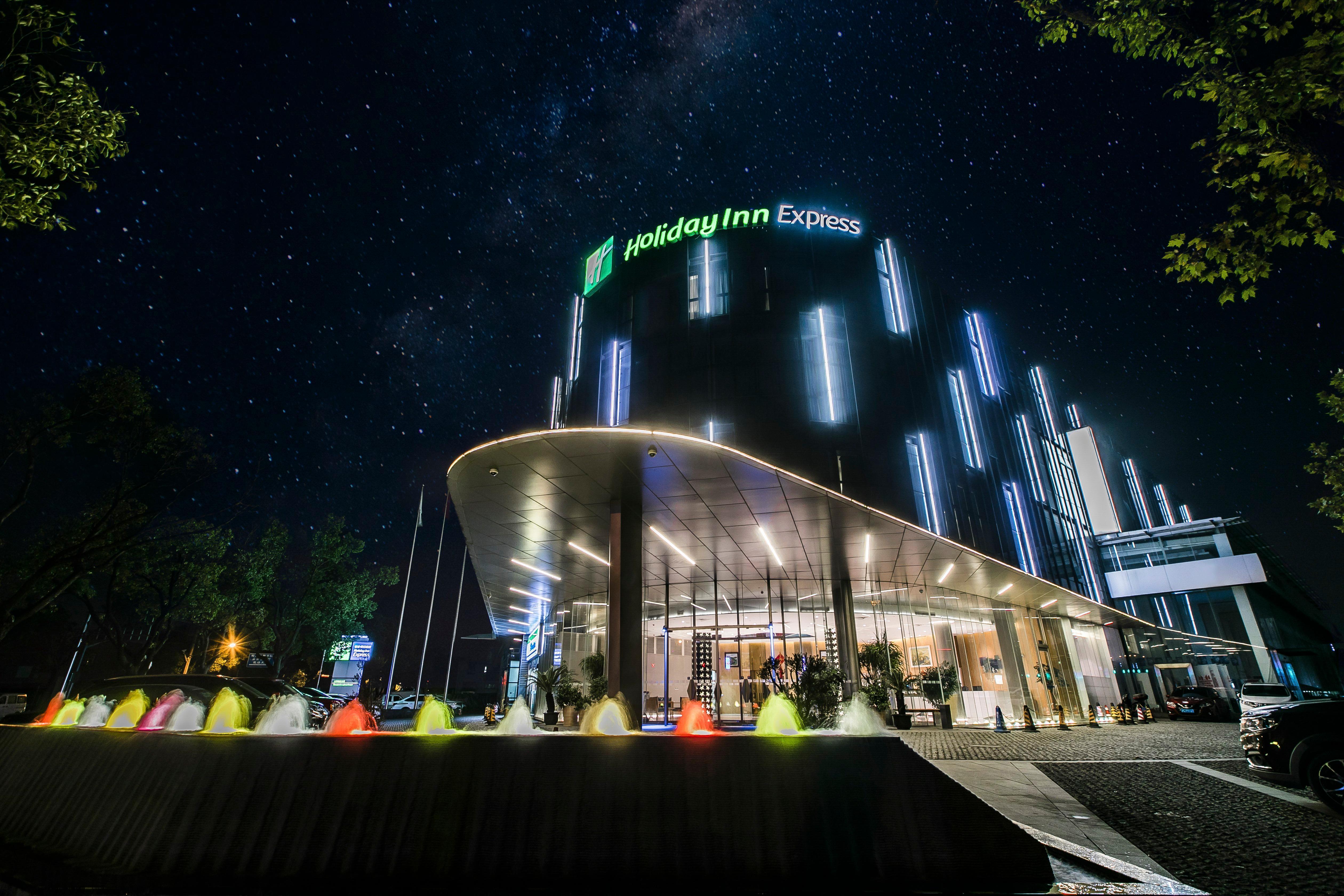 Holiday Inn Express Shanghai Songjiang Fangta By Ihg Dış mekan fotoğraf
